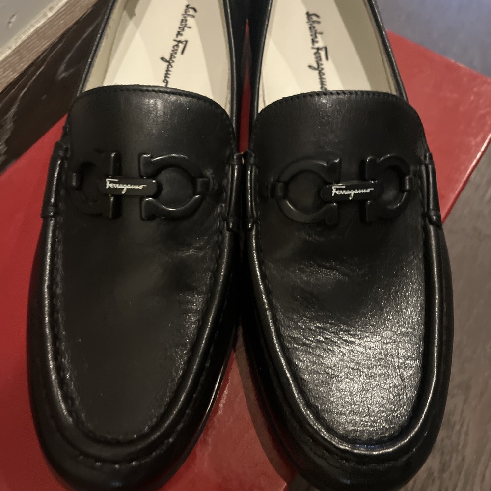 Salvatore Ferragamo 8B Black Leather Driver Loafer Black Logo Hardware - Picture 2 of 10